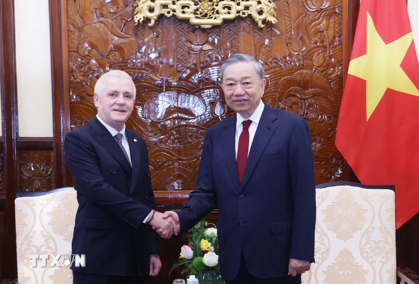 Le dirigeant To Lam reçoit les nouveaux ambassadeurs de différents pays