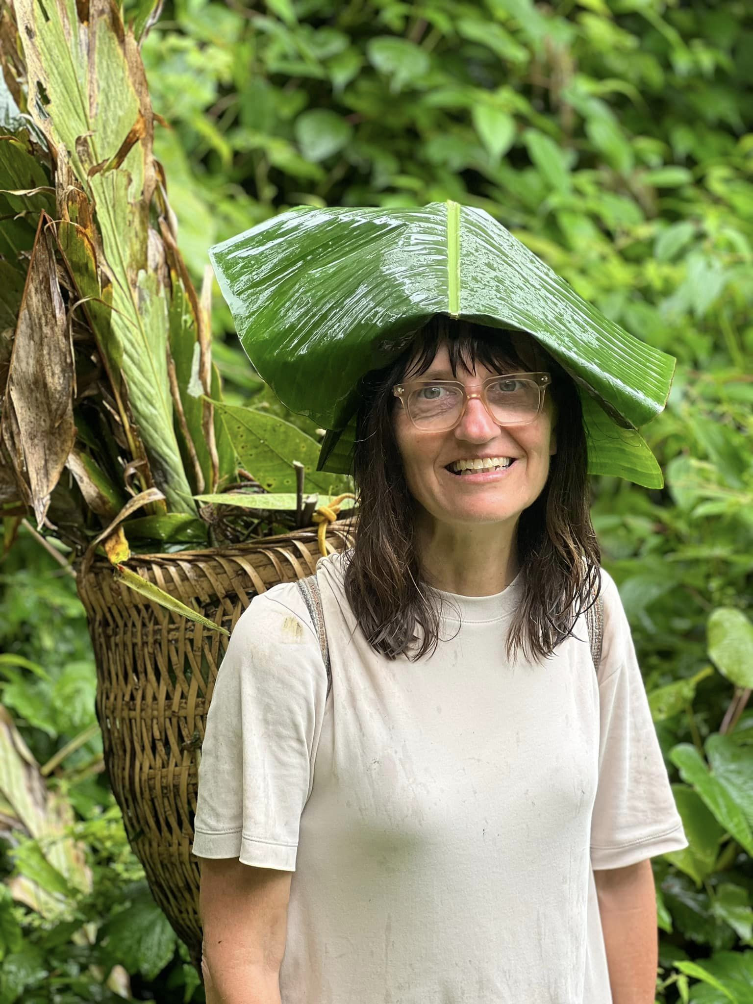 Les touristes étrangers aiment cueillir des feuilles miracles dans la forêt à Sa Pa