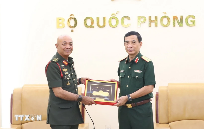 Le général Phan Van Giang reçoit le commandant des forces de défense malaisiennes