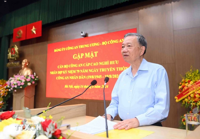 Le secrétaire général et président Tô Lâm rend hommage à la tradition de la Police populaire