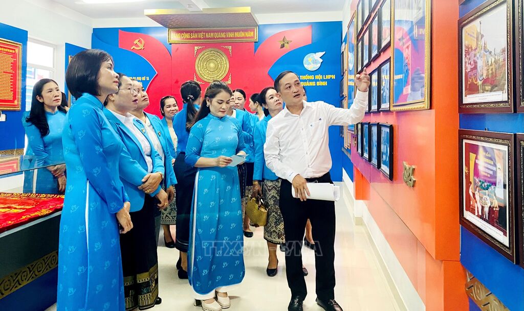 Les Unions des femmes de Quang Binh et de Khammouane Laos resserrent leurs liens