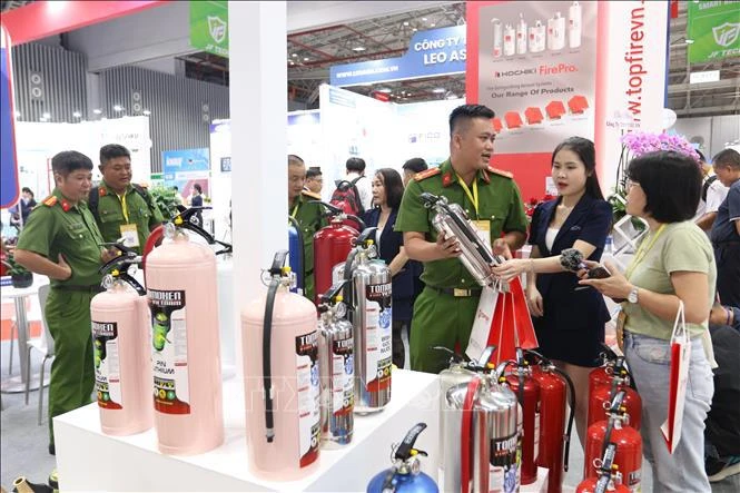Ouverture d un salon international sur la lutte contre les incendies et le sauvetage à Ho Chi Minh-Ville