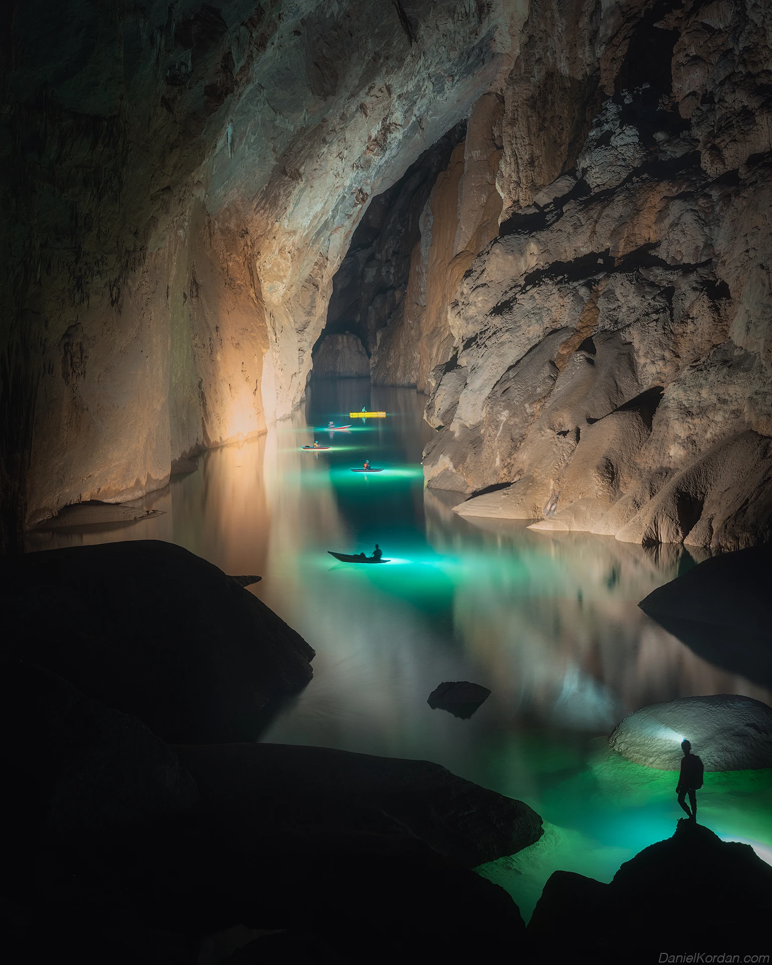Une expérience de dormir la nuit dans la plus grande grotte du monde au Vietnam