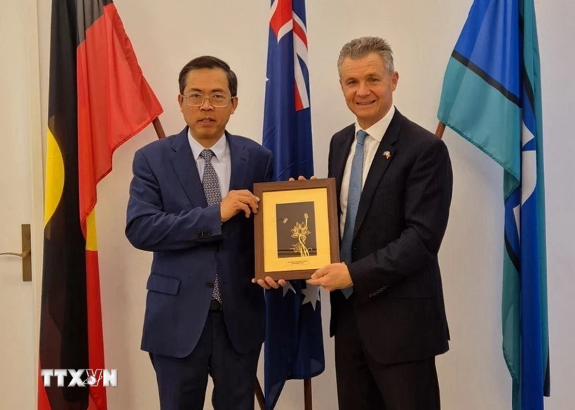Des officiels australiens apprécient le développement des relations avec le Vietnam