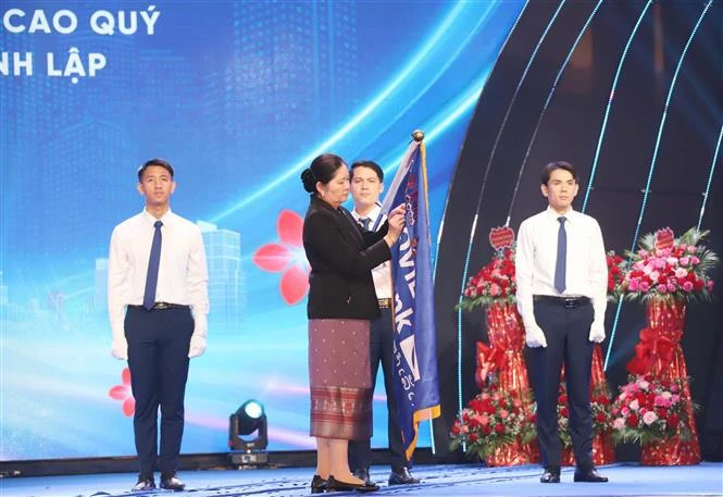 LaoVietBank reçoit l Ordre du travail de première classe du Laos