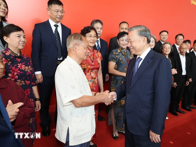 Le dirigeant To Lam rencontre des amis chinois