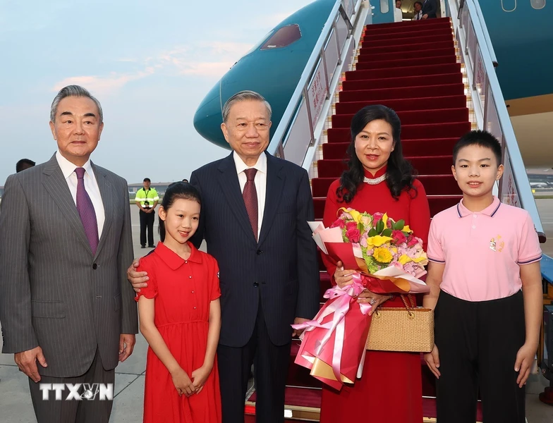 Le dirigeant To Lam et son épouse arrivent à Pékin