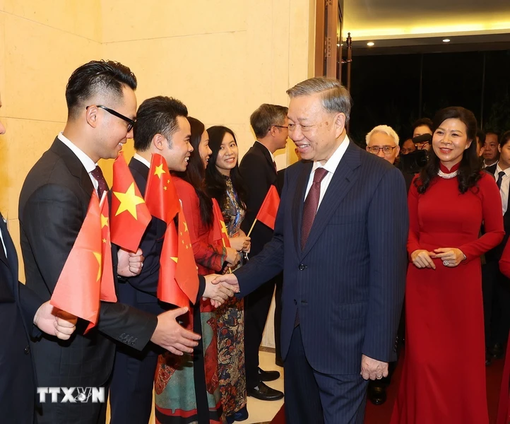 Le dirigeant To Lam rencontre des Vietnamiens en Chine