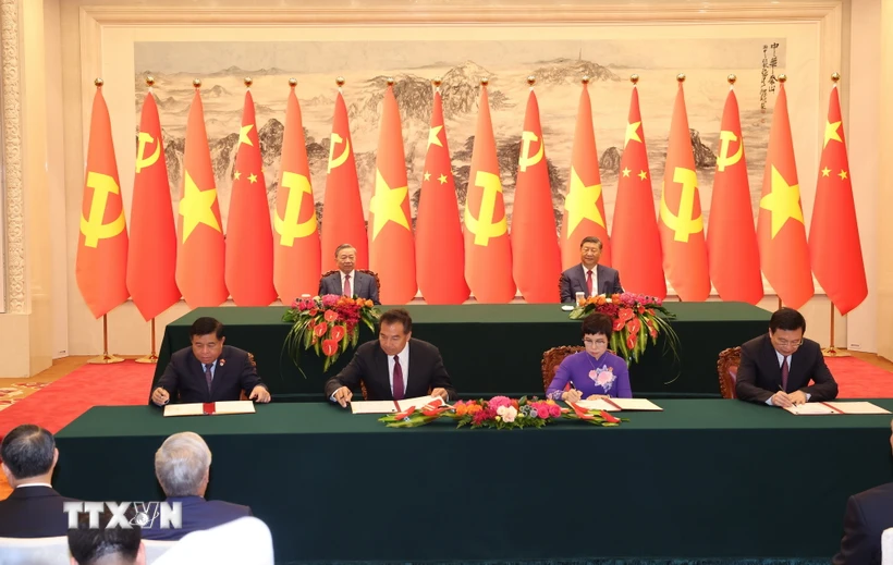 Le Vietnam et la Chine signent 14 documents de coopération