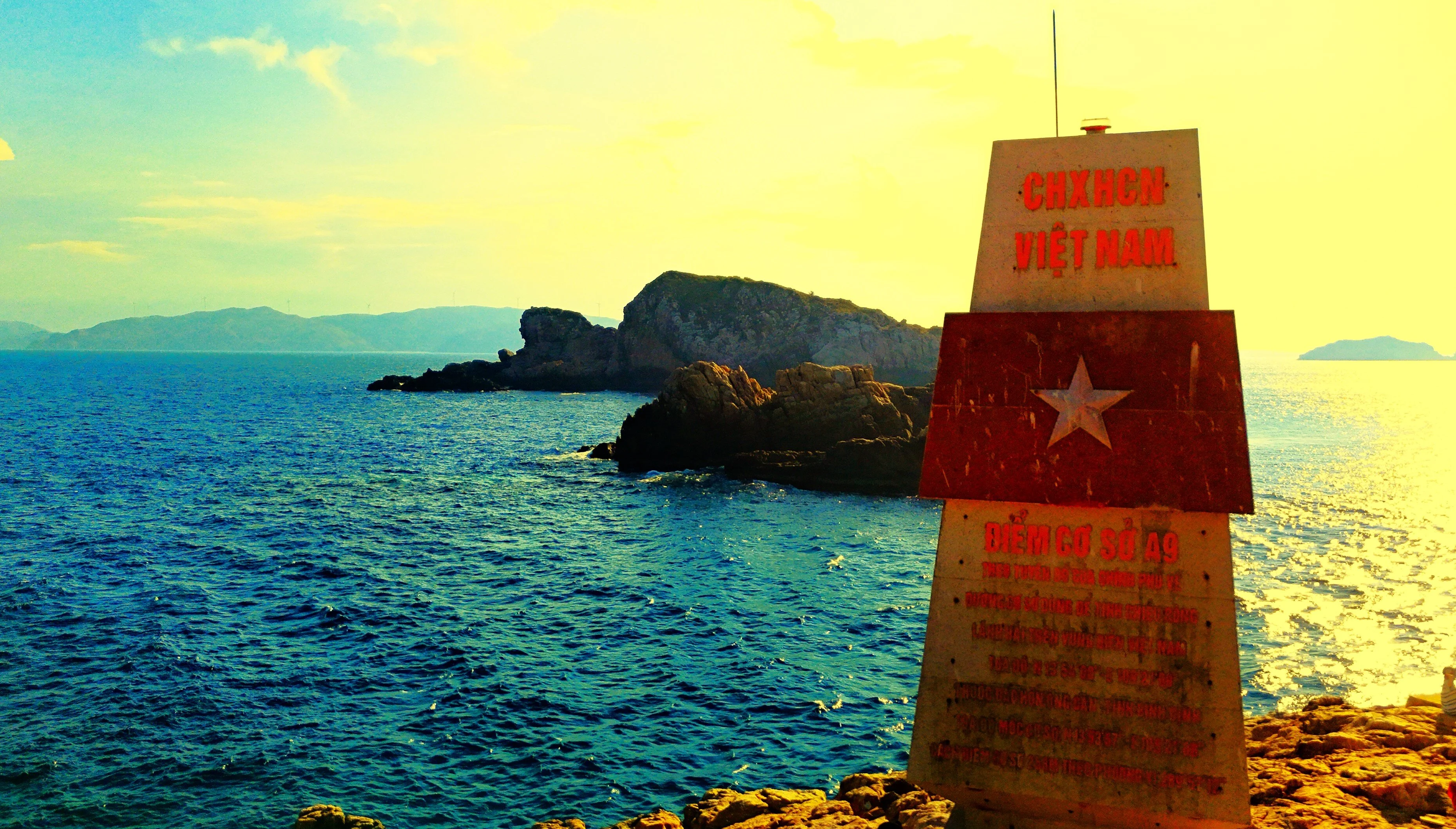 Amer A9 au milieu de la vaste mer, marquant la souveraineté maritime du Vietnam