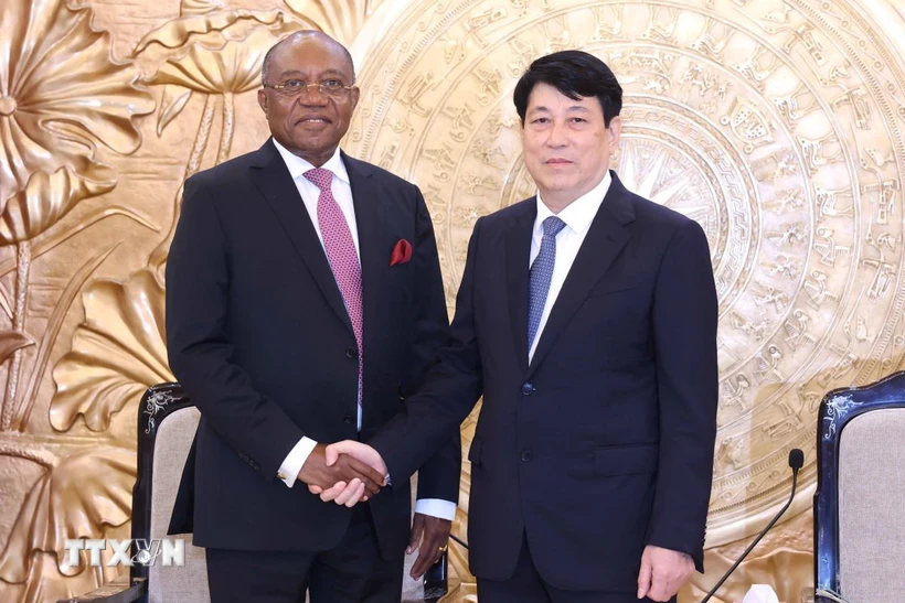 Une délégation du Mouvement populaire de libération de l’Angola en visite au Vietnam