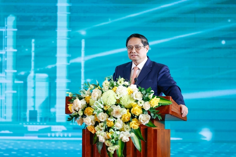 Le Premier ministre participe à la Journée traditionnelle de l industrie chimique à Hanoï