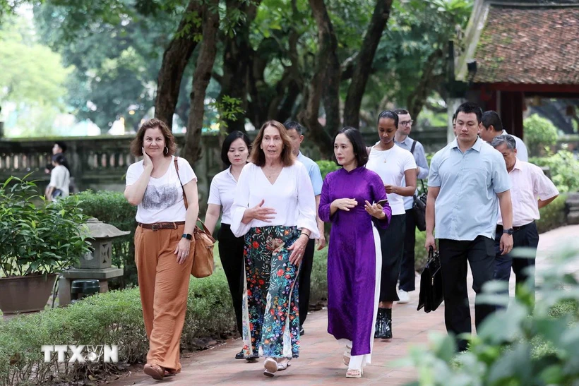 La présidente du Sénat australien visite le Temple de la Littérature à Hanoï