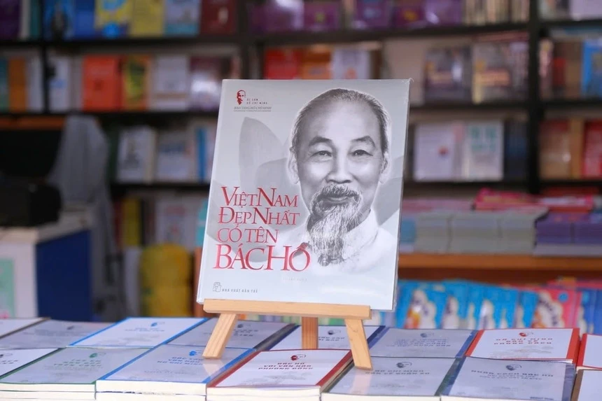 Une exposition de livres célèbre les 55 ans de mise en œuvre du Testament du Président Hô Chi Minh