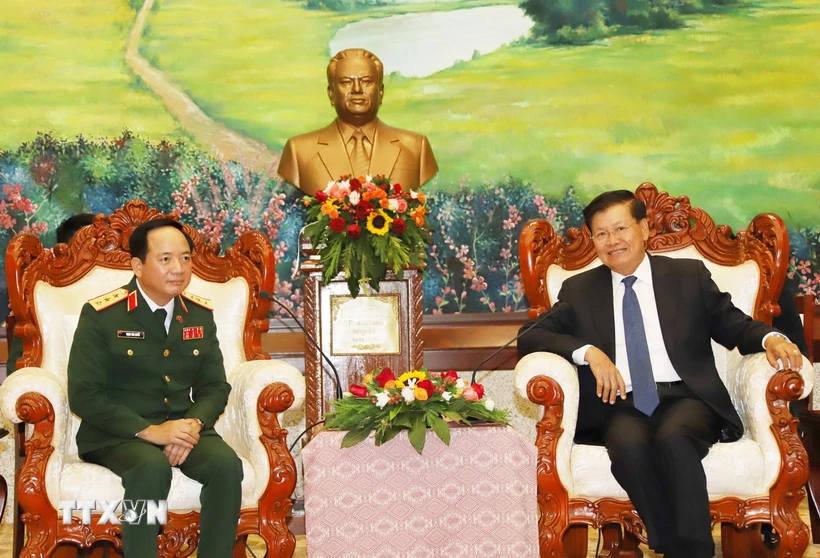 Le président du Département général de politique de l Armée au Laos