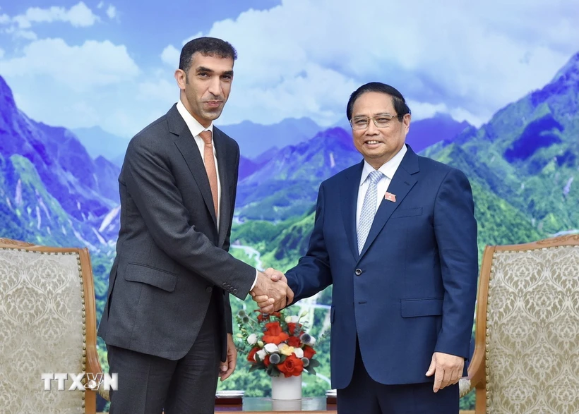 Le Premier ministre Pham Minh Chinh reçoit le ministre d État au commerce extérieur des EAU