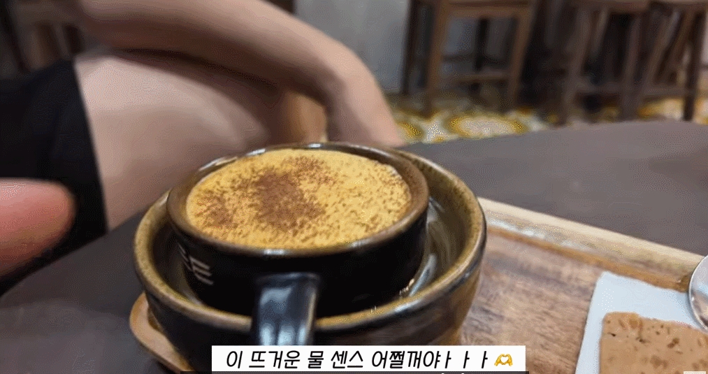 Des touristes sud-coréens adorent le café aux œufs de Hanoï