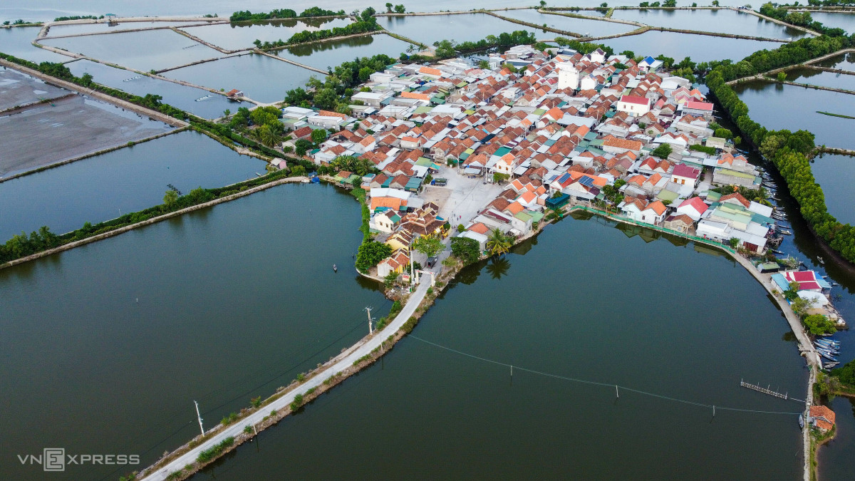 Découverte d un village de plus de 370 ans au milieu de la lagune de Nha Phu