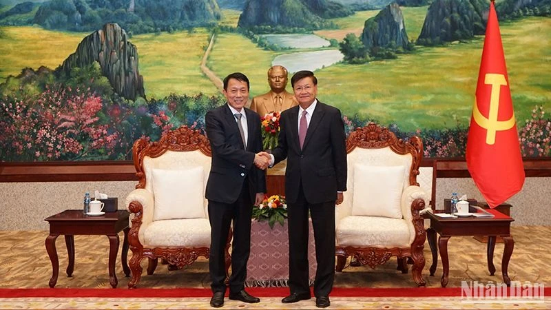Des dirigeants laos apprécient les résultats de la coopération entre les forces policières Vietnam-Laos