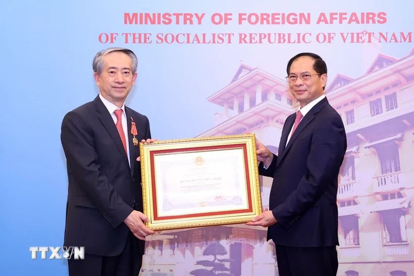 Remise de l’Ordre d’amitié à l’ambassadeur chinois sortant Xiong Bo