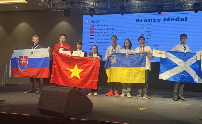 Les 5 Vietnamiens concourant aux Olympiades internationales d astrophysique remportent des médailles