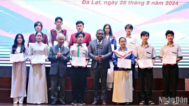 Des élèves et étudiants des provinces du Centre reçoivent des bourses Vallet