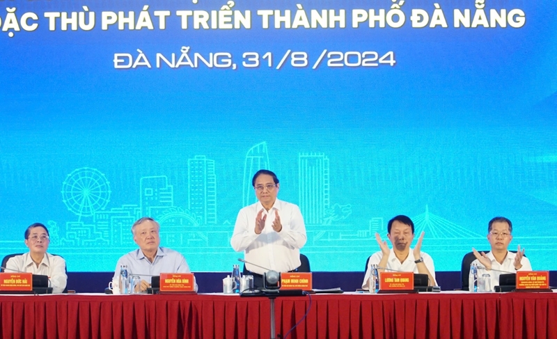 Le Premier ministre préside une conférence sur le développement de Dà Nang