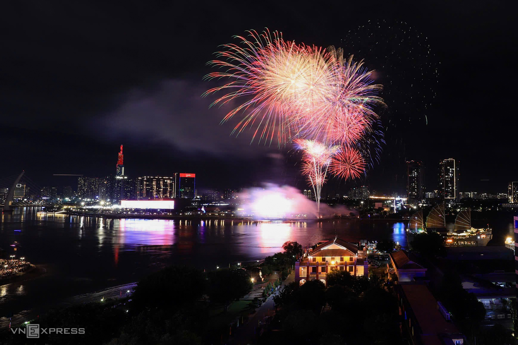 Hô Chi Minh-Ville Des feux d artifice illuminent le ciel pour célébrer la Fête nationale