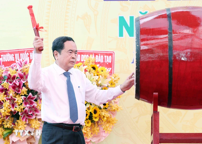 Le président de l Assemblée nationale inaugure l année scolaire 2024-2025 à Vinh Long