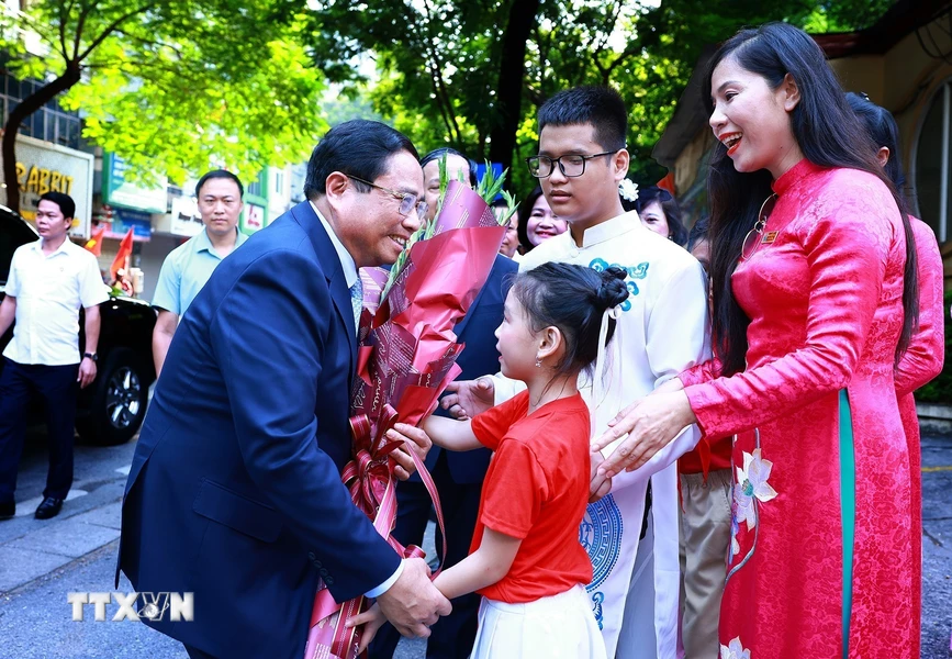 Le Premier ministre assiste à la rentrée scolaire de l’école Nguyen Dinh Chieu à Hanoï
