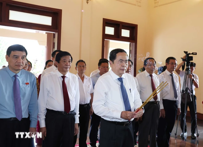 Le président de l Assemblée nationale rend hommage aux feux dirigeants
