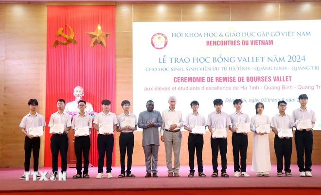 Remise de bourses Vallet à 212 élèves et étudiants de Quang Binh, Quang Tri et Ha Tinh