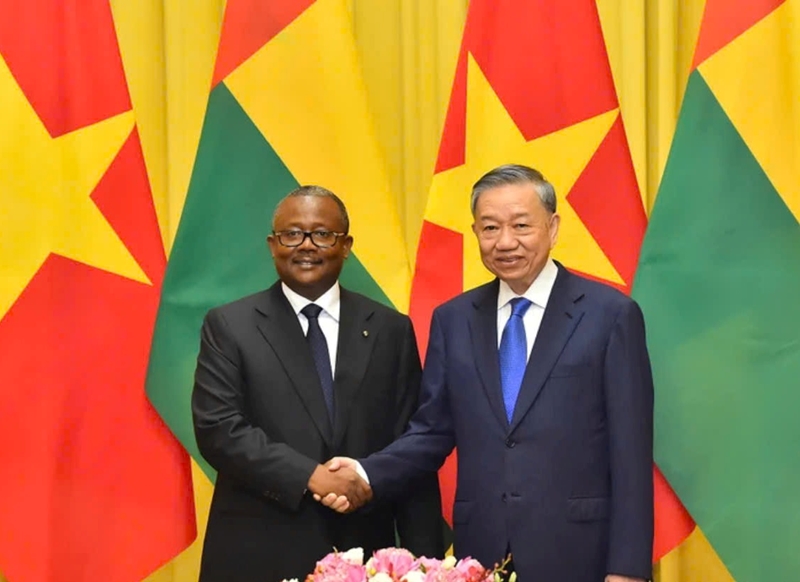 Le SG et président To Lam s entretient avec le président bissau-guinéen, Umaro Sissoco Embaló