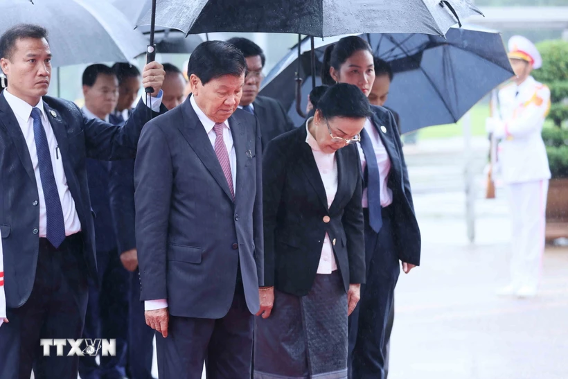 Le secrétaire génral du PPRL et président lao rend hommage au Président Hô Chi Minh en son mausolée