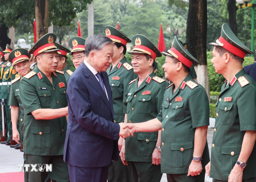 Le dirigeant To Lam assiste à la cérémonie d ouverture de la nouvelle année à l Académie nationale de défense