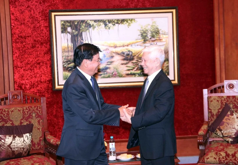 Le secrétaire général et président lao rencontre des anciens présidents vietnamiens