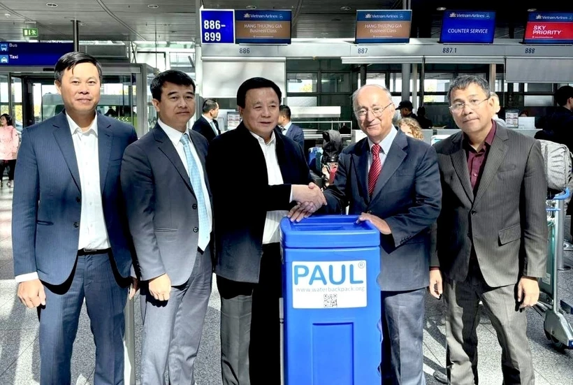 Purificateur d eau - un cadeau significatif du Service universitaire mondial Allemagne aux sinistrés vietnamiens