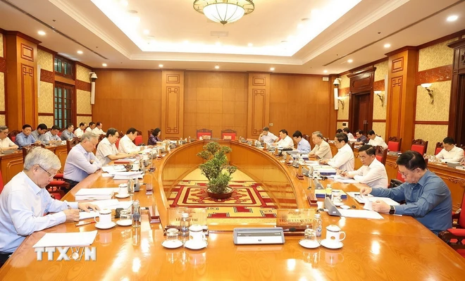 Le Bureau politique donne son avis sur les documents relatifs à Hai Phong et Thua Thiên - Huê