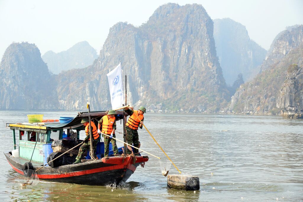 Lancement de la campagne de nettoyage post-tempête dans la baie de Ha Long