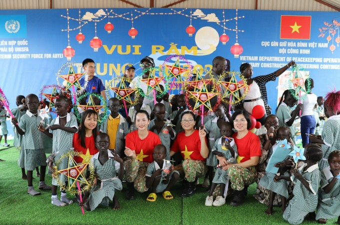 Des soldats vietnamiens organisent une fête de la mi-automne pour les orphelins africains