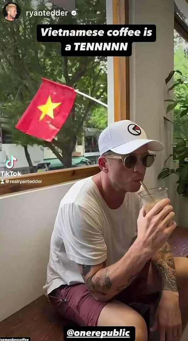 Le leader de OneRepublic s arrête au restaurant à HCM-Ville et goûte au café vietnamien