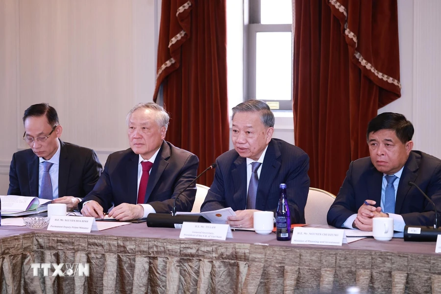 Le dirigeant To Lam à un séminaire sur le développement des industries des semi-conducteurs et de l IA