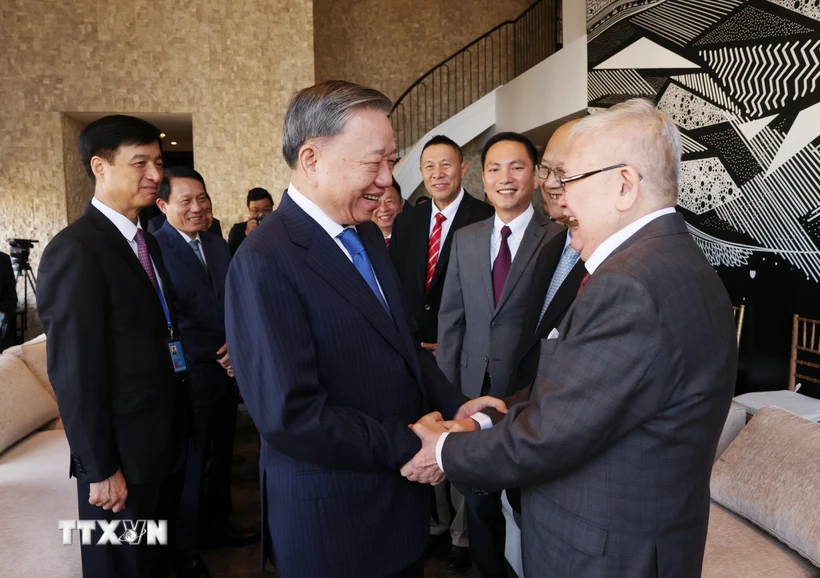 Le dirigeant To Lam rencontre un groupe d intellectuels vietnamiens à Houston aux États-Unis