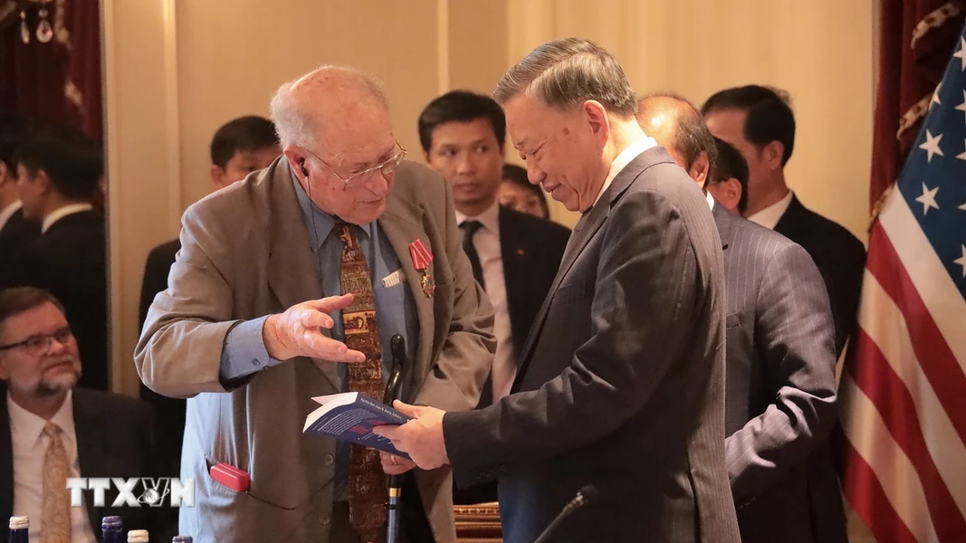 Le secrétaire général et président To Lam rencontre des dirigeants du Parti communiste, d organisations et des amis américains