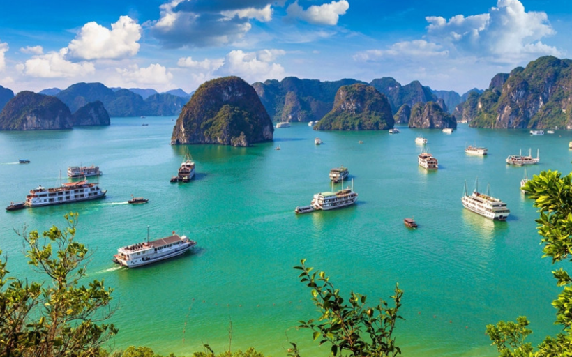 La baie d’Ha Long accueille des dizaines de milliers de touristes après le typhon Yagi