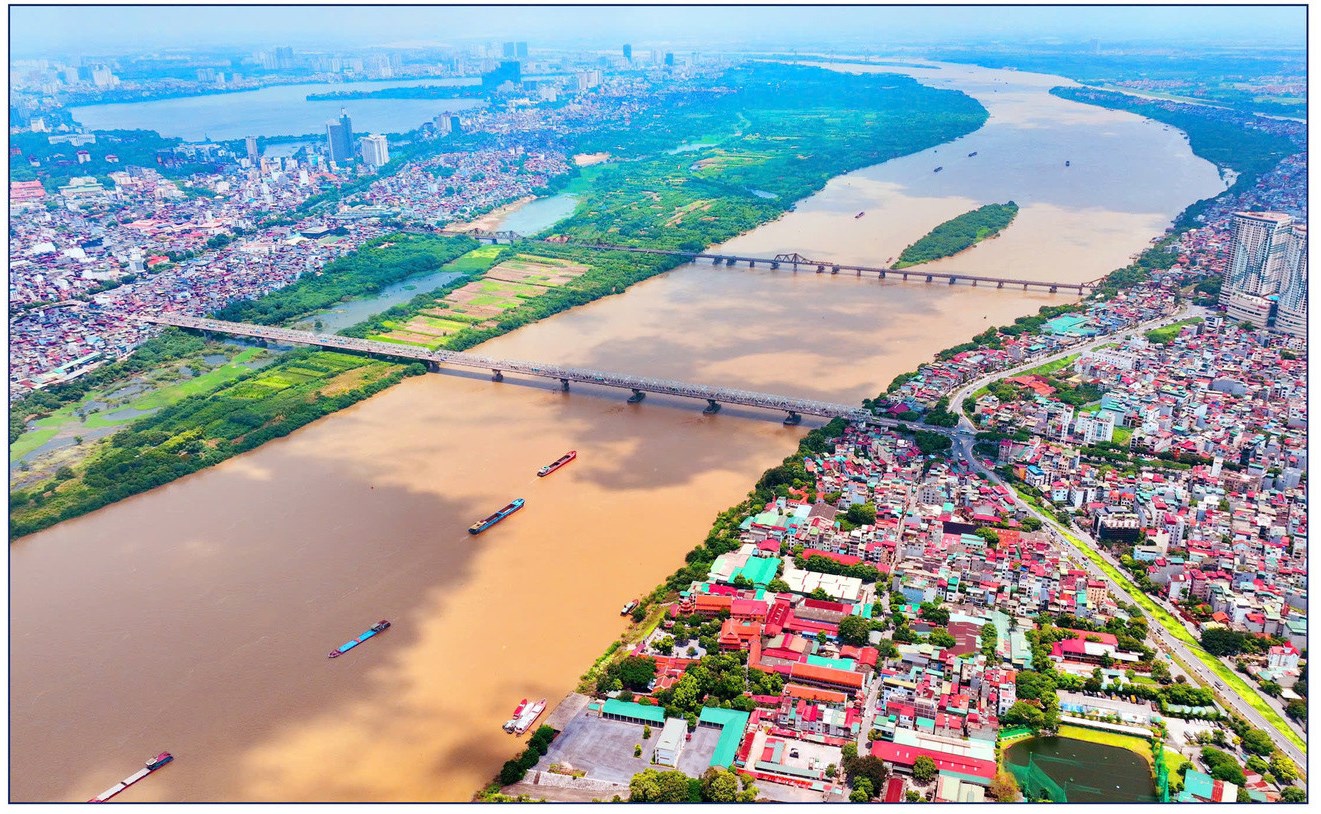Les visiteurs internationaux captivés par une exposition de photos sur Hanoï