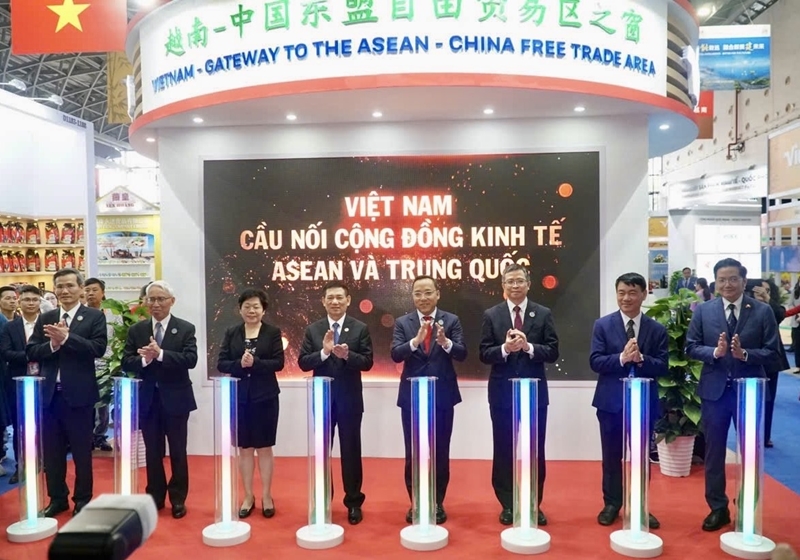 Le Vietnam participe aux CAEXPO et CABIS en Chine