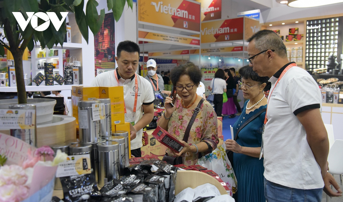 Les stands du Vietnam attirent les visiteurs au CAEXPO 2024 en Chine