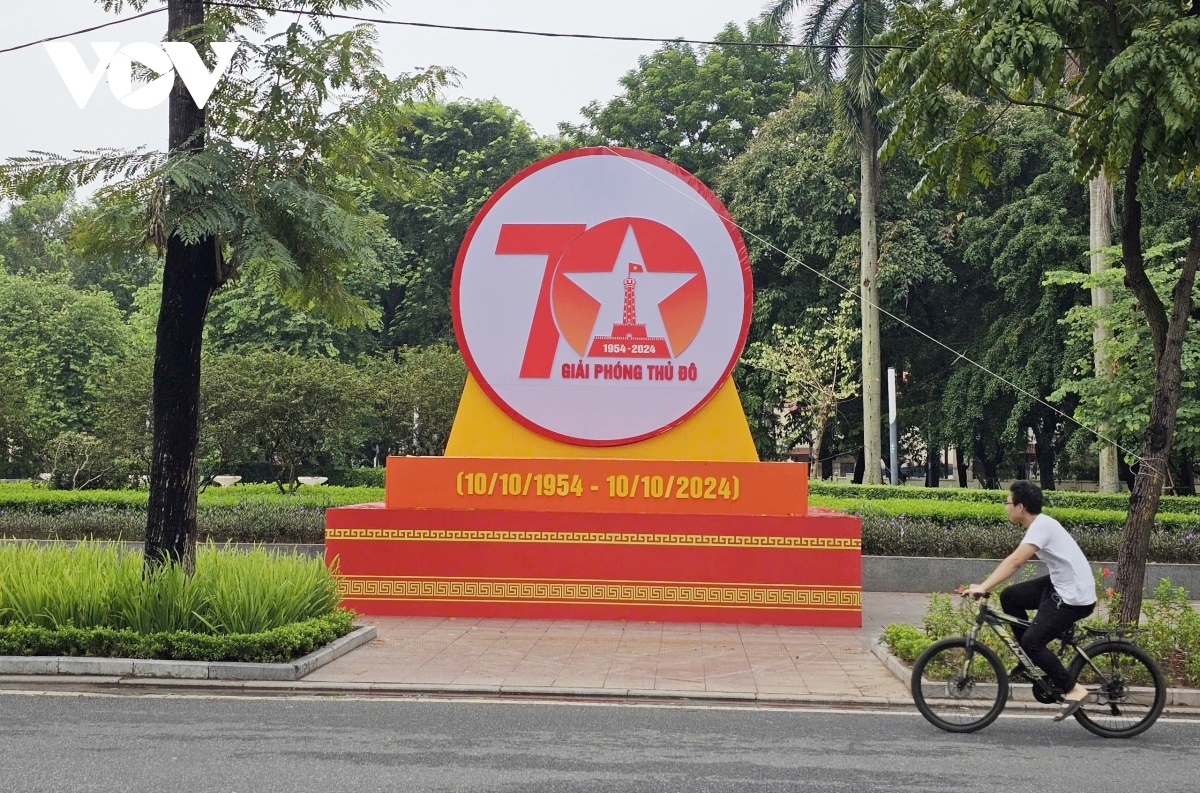 Hanoï décore ses rues pour célébrer le Jour de la libération de la capitale
