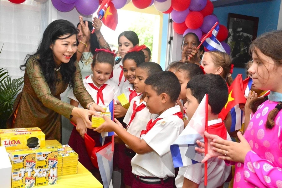 L épouse du dirigeant vietnamien To Lam visite une école primaire à La Havane